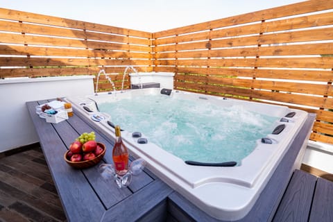 Hot Tub / whirlpool bath (Indoor)