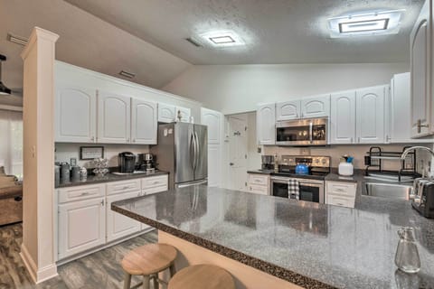 Kitchen | Equipped w/ Cooking Essentials