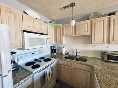 Fully equipped kitchen: blender, toaster, Keurig, regular coffee maker, and more!