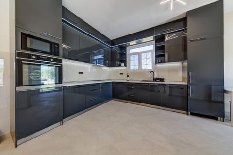 Brand new, fully furnished kitchen, equipped with all the necessary devices. 