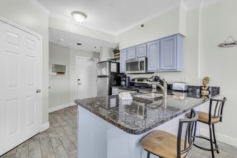 Tradewinds 1205, 2 bedroom 2 bathroom, 12th floor, sleeps 9. Managed by Island Rentals