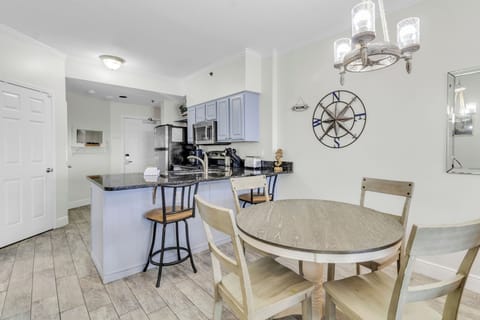 Tradewinds 1205, 2 bedroom 2 bathroom, 12th floor, sleeps 9. Managed by Island Rentals