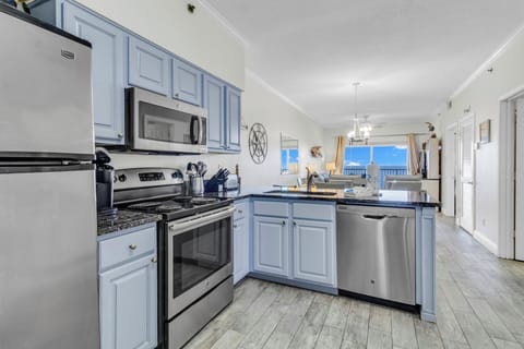 Tradewinds 1205, 2 bedroom 2 bathroom, 12th floor, sleeps 9. Managed by Island Rentals