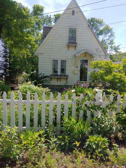 Front Yard & Gardens