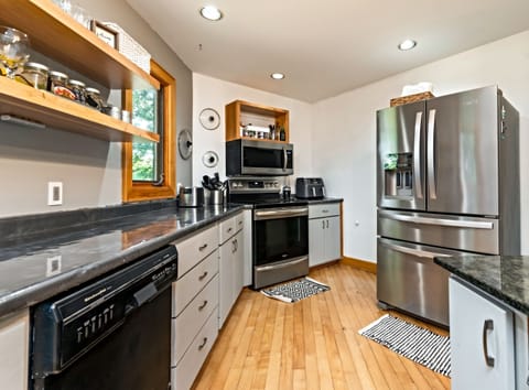 Fully stocked kitchen, all appliances. 