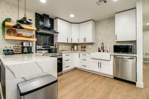 Coffee station with Sugar, creamer, syrups, organic green tea