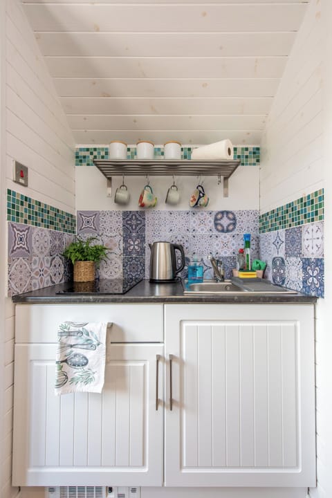 A small but fully equipped kitchenette