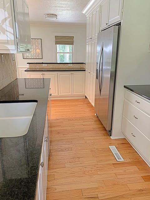 Seating for 3 at the kitchen! Plenty of prep room!!