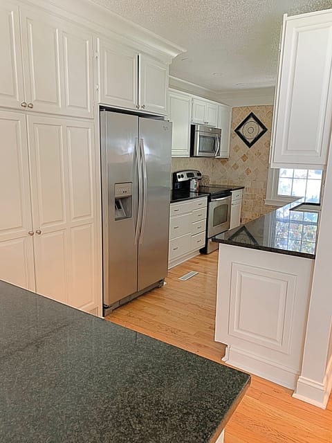 Stocked kitchen with everything you’d need! Granite counters and stainless!