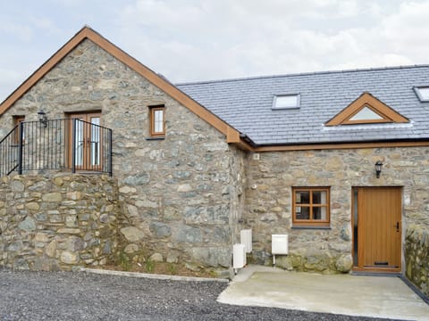 Traditional stone built rural cottage | Ysgubor Myfi - Trehwfa Cottages, Bodedern, near Holyhead
