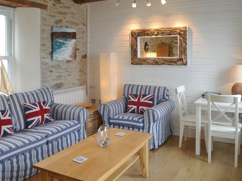 Comfortable living/ dining room | Seacharm, Gorran Haven