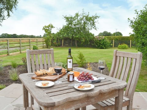 Sitting-out-area | Tudor House, Portington