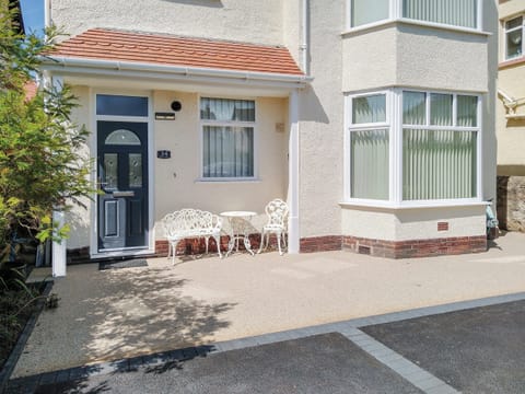 Exterior | Court Apartment - Acacia Apartments, Llandudno