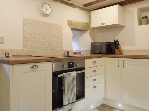Well-equipped fitted kitchen | Chamber End Fold, Grassington, near Skipton