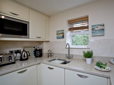 Kitchen | The Cottage - Goodrington Lodge, Paignton