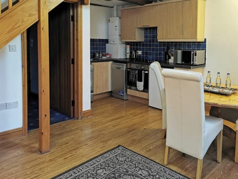 Kitchen/diner | White Wing - The Compasses Inn Cottages, Damerham, near Fordingbridge