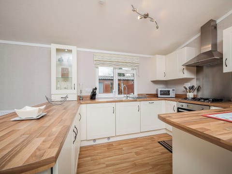 Lovely spacious kitchen area with breakfast bar | Thistle Lodge, Auchterarder