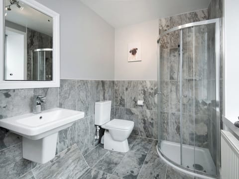 En-suite to master bedroom | Callander&rsquo;s, Gatehouse of Fleet