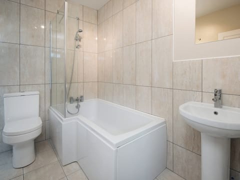 Bathroom with shower over bath | Callander&rsquo;s, Gatehouse of Fleet