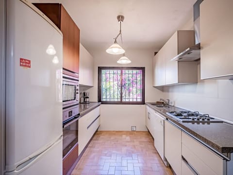 Cabinetry, Property, Furniture, Countertop, Building, Lighting, Interior Design, Kitchen, Wood, Flooring