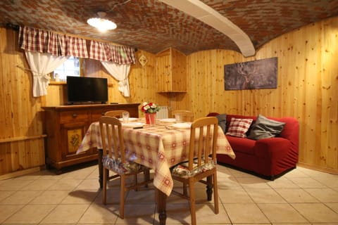 Living Room with sofa bed The Ermine Holiday Apartment - Solo Affitti Brevi