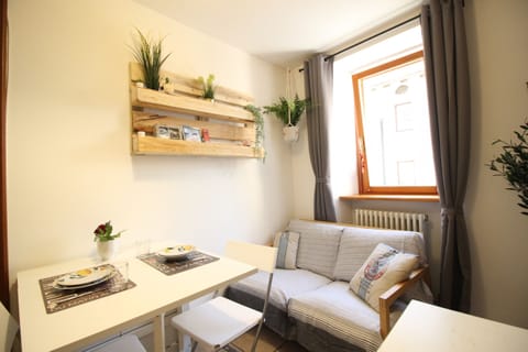 Living room with kitchenette Porta Praetoria Apartment - Solo Affitti Brevi