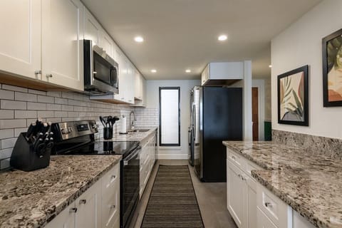 Cook with joy! This spacious kitchen for meal prep provides everything for a delightful stay.