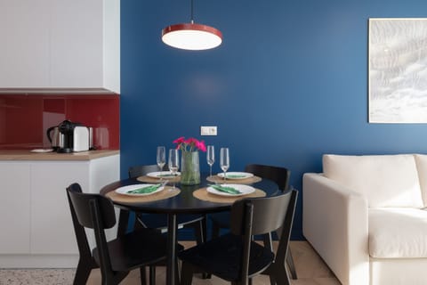 The dining table harmoniously connects the living area with the kitchenette.