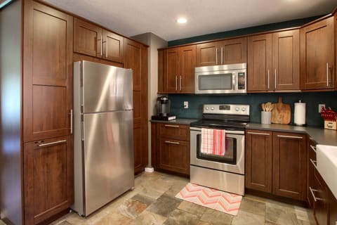 Fully equipped kitchen, complimentary coffee.