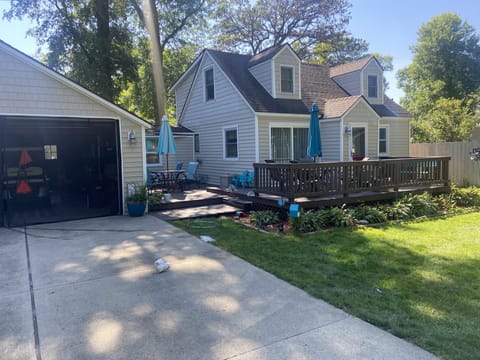 Front of the cottage, big driveway with a patio that has outdoor seating for 8!