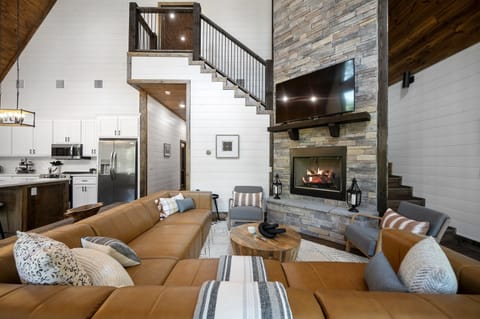 Living room with high vaulted ceilings and plenty of space for your entire group