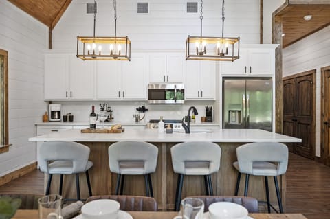 Kitchen w/ Island - Seating for 4