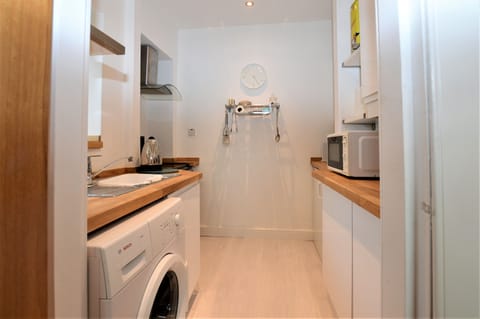 Kames View, shore front location, ground floor, wood burning fire, sleeps 4 Apartment in Scotland