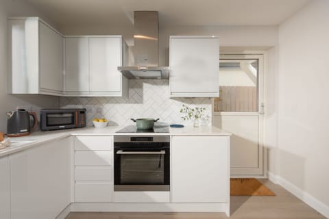 Tralee, Portreath. Ground floor: The kitchen provides everything you'll need to prepare and cook delicious meals