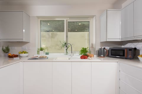 Tralee, Portreath. Ground floor: Where cooking and dining is a breeze!