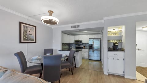 Seating for 4 at the dining table