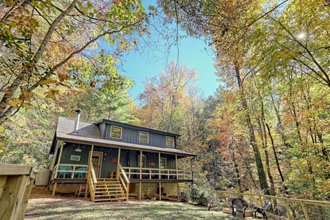 Cabin with a fully-fenced backyard and comfy back porch!