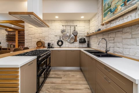 Tavern with a TV, air-conditioning, a living and dining area and a fully equipped kitchen