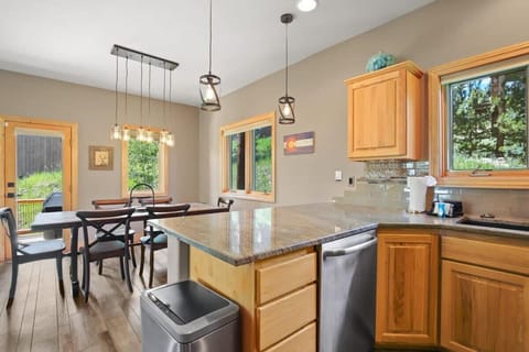 The view from the kitchen bar displays the kitchen’s ideal proximity to both the dining and living areas, as well as its direct access to the beautiful outdoor patio. There you can fire up the grill and dine al fresco.