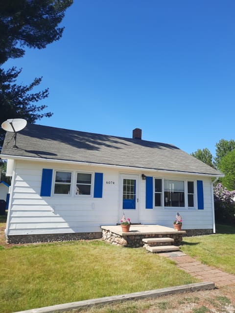 Charming fully remodeled cottage. Room to park boat.Torch launch 500 yards away!