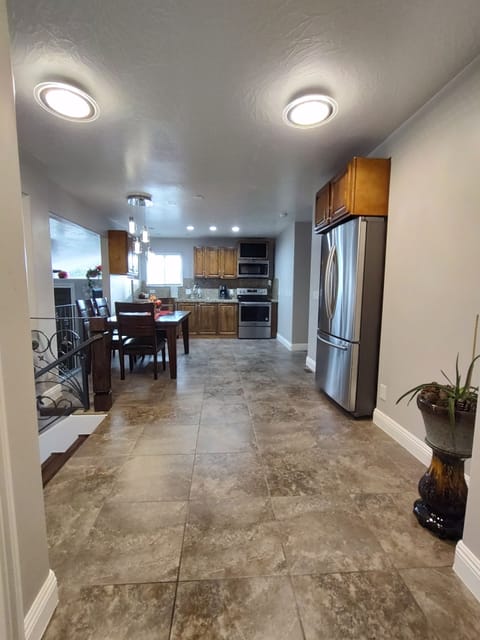 Kitchen & dining area