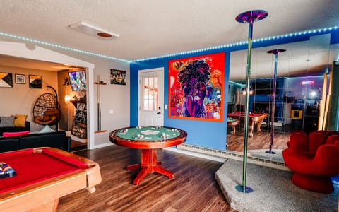"Entertainment Oasis: Where Gaming, Poker, and Spectacular Views Meet in Harmony, Alongside Cozy Living Room Comforts 🎱🃏💃🛋️
