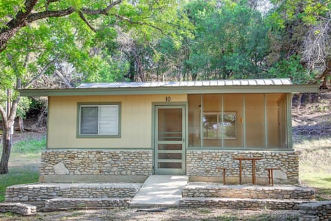 Cabin 10: screened in porch, picnic table, BBQ grill, concrete patio