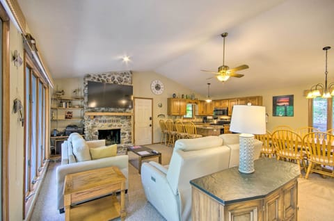 Living Room | Smart TV w/ DirectTV Satellite TV, Netflix & Amazon Prime