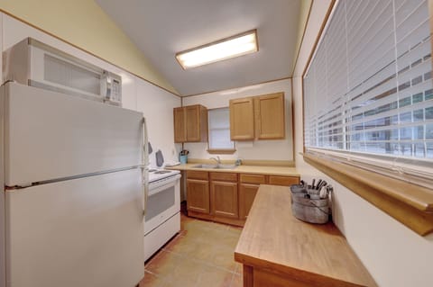 Fully equipped kitchen with pots/pans, silverware, full size appliances