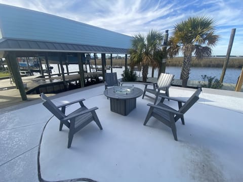 Outdoor fireplace (propane provided)