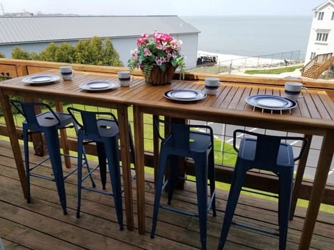 Balcony with view of the lake- awesome!