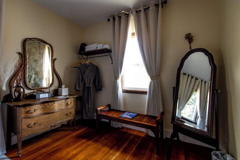 The Lily Basin Trail Room (1)