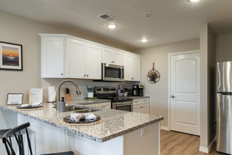 Full Kitchen and Peninsula