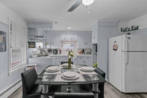 Spacious Kitchen: Seating for more than 6, full cutlery/ utensil / pot+pan sets 